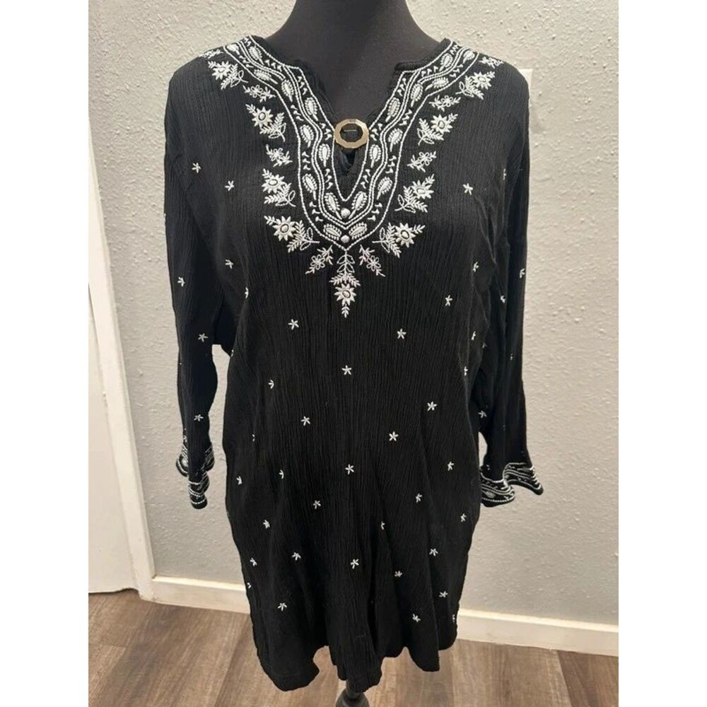 Cathy Daniels Plus Size 1X Black White Embroidered Floral Top Crinkle Side Slits
